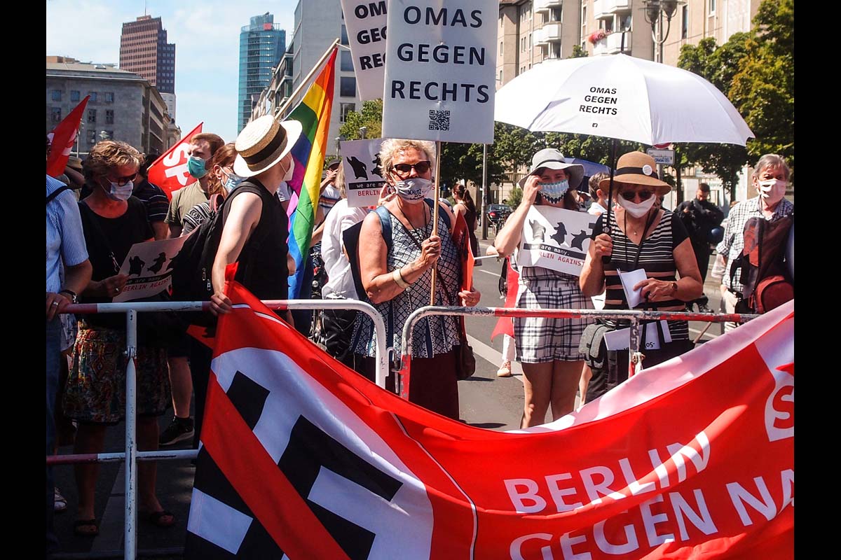 OLYMPUS DIGITAL CAMERA: 