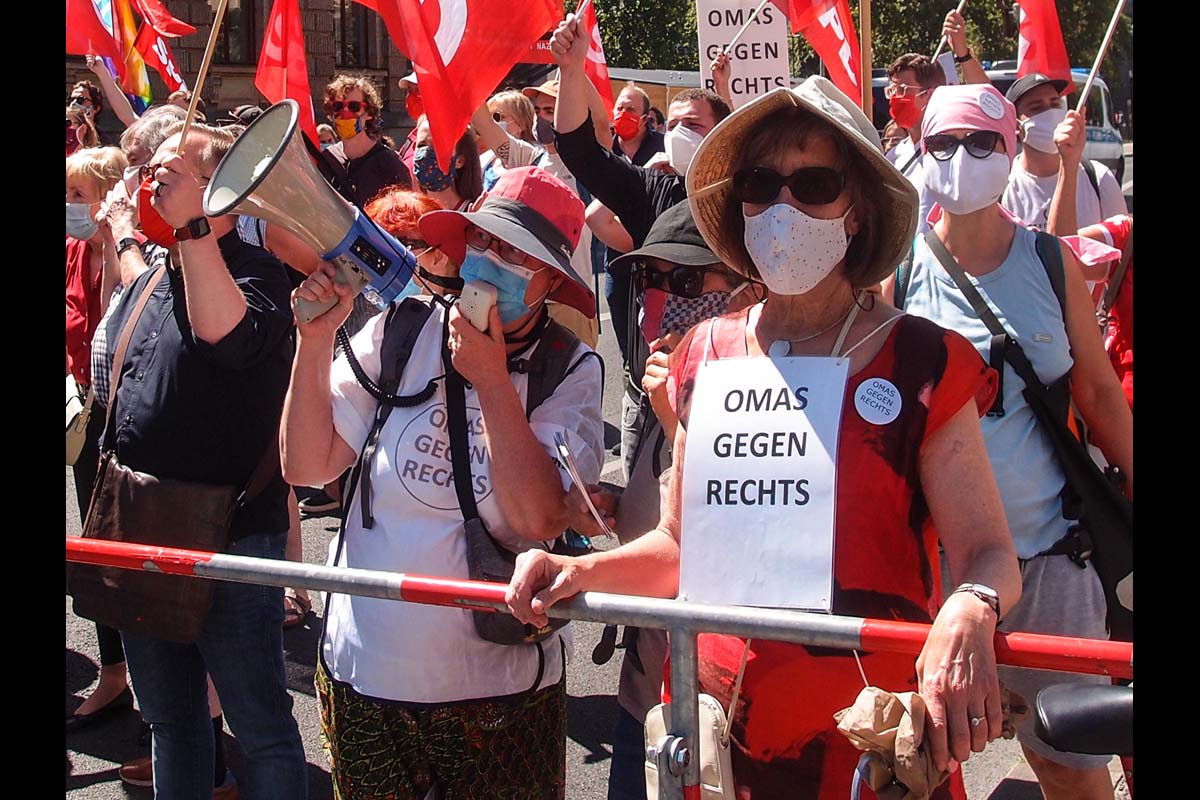 OLYMPUS DIGITAL CAMERA: 