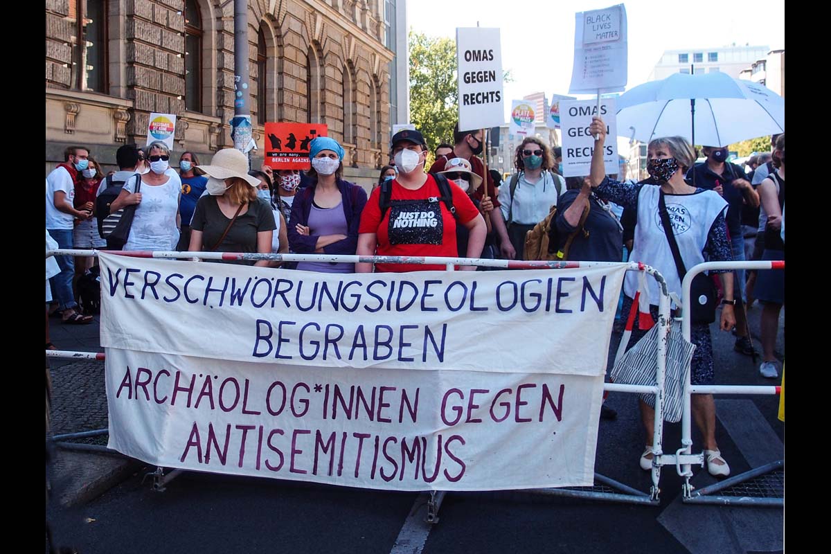 OLYMPUS DIGITAL CAMERA: 