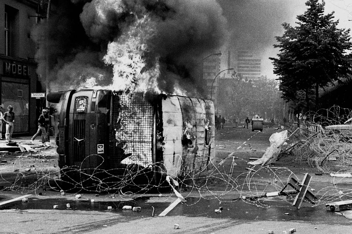 Brennender Polizeiwagen: 