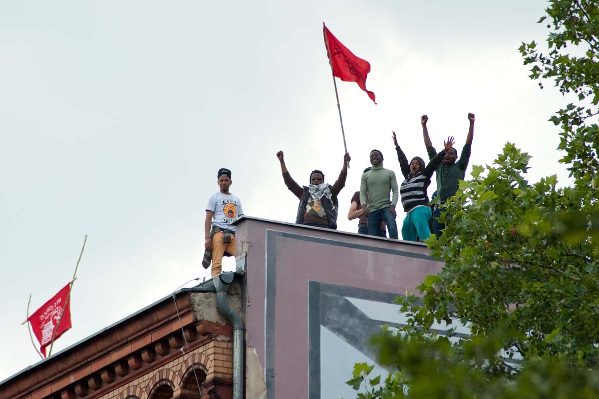 Protest gegen die drohende Abschiebung von dem bekannten Refugeeaktivist Patras Bwansi vor der LABO, nachdem er im März 2013 einen Abschiebungsbescheid bekommen hatte.: Array