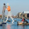 Seebrücke Berlin bekleiden Molecule Man mit Rettungsweste:    Array