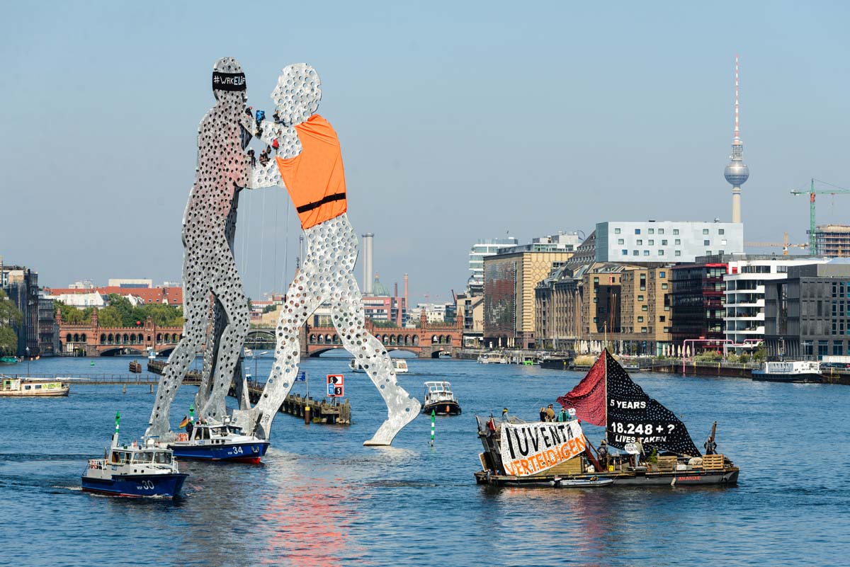 Seebrücke Berlin bekleiden Molecule Man mit Rettungsweste: Array