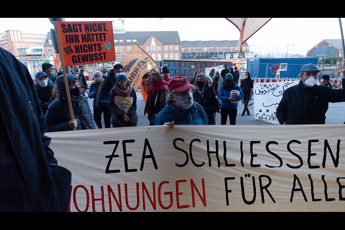 ZEA Rahlstedt – Kundgebung vor der Hamburger Innenbehörde: Array