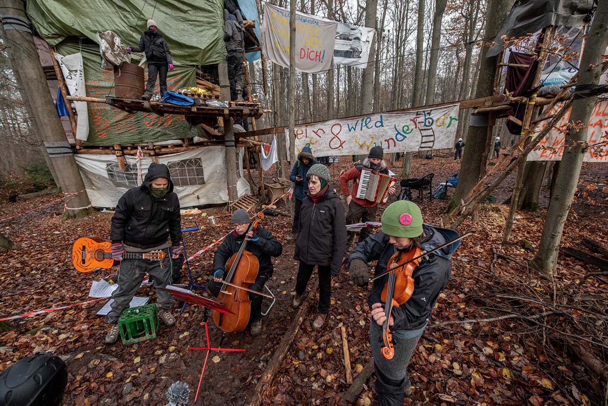 UmweltaktivistInnen protestieren im Dannenroeder Forst gegen den Ausbau der A49 fuer den ein Teil des Waldes gerodet werden muss: Array