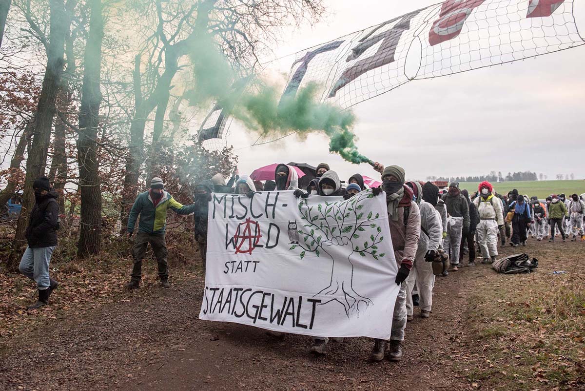 UmweltaktivistInnen protestieren im Dannenroeder Forst gegen den Ausbau der A49 fuer den ein Teil des Waldes gerodet werden muss: Array