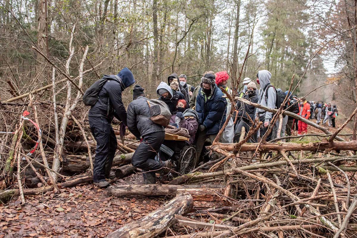 UmweltaktivistInnen protestieren im Dannenroeder Forst gegen den Ausbau der A49 fuer den ein Teil des Waldes gerodet werden muss: Array