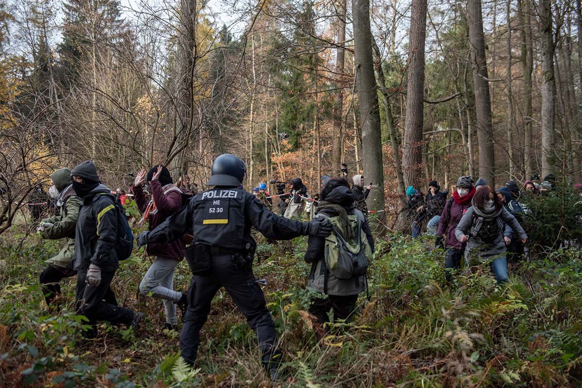 UmweltaktivistInnen protestieren im Dannenroeder Forst gegen den Ausbau der A49 fuer den ein Teil des Waldes gerodet werden muss: Array