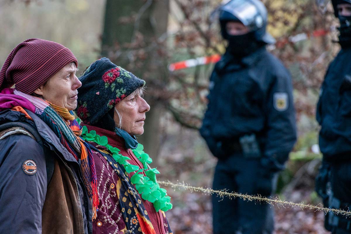 UmweltaktivistInnen protestieren im Dannenroeder Forst gegen den Ausbau der A49 fuer den ein Teil des Waldes gerodet werden muss: Array
