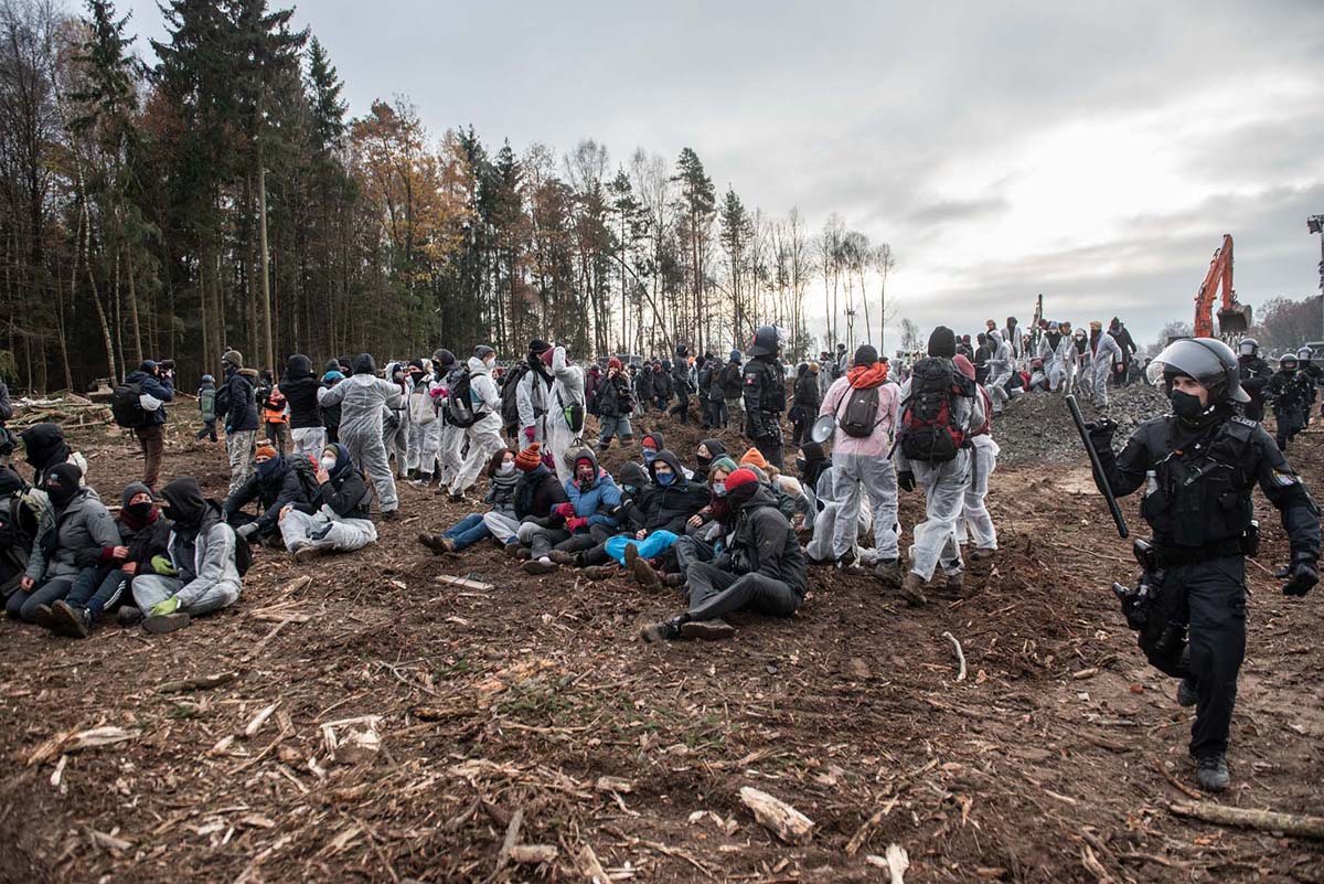 UmweltaktivistInnen protestieren im Dannenroeder Forst gegen den Ausbau der A49 fuer den ein Teil des Waldes gerodet werden muss: Array