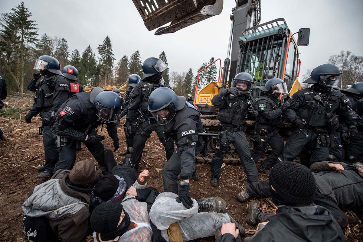 UmweltaktivistInnen protestieren im Dannenroeder Forst gegen den Ausbau der A49 fuer den ein Teil des Waldes gerodet werden muss: Array