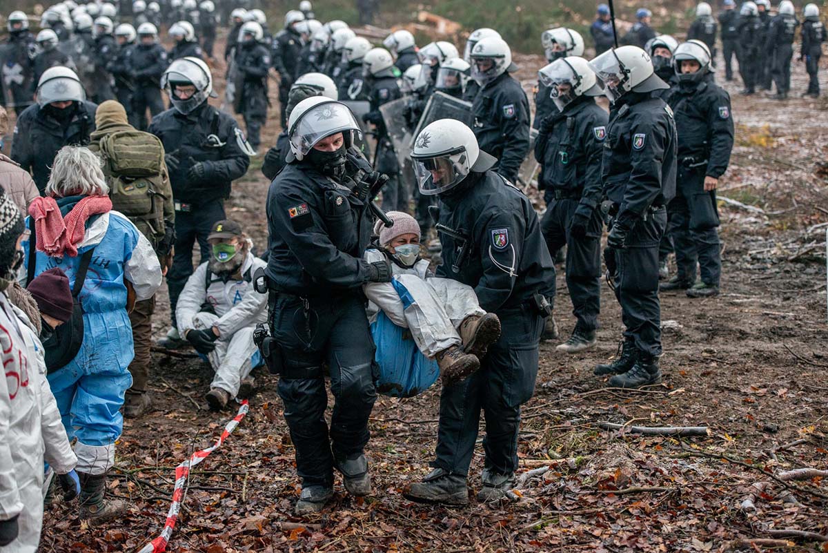 UmweltaktivistInnen protestieren im Dannenroeder Forst gegen den Ausbau der A49 fuer den ein Teil des Waldes gerodet werden muss: Array