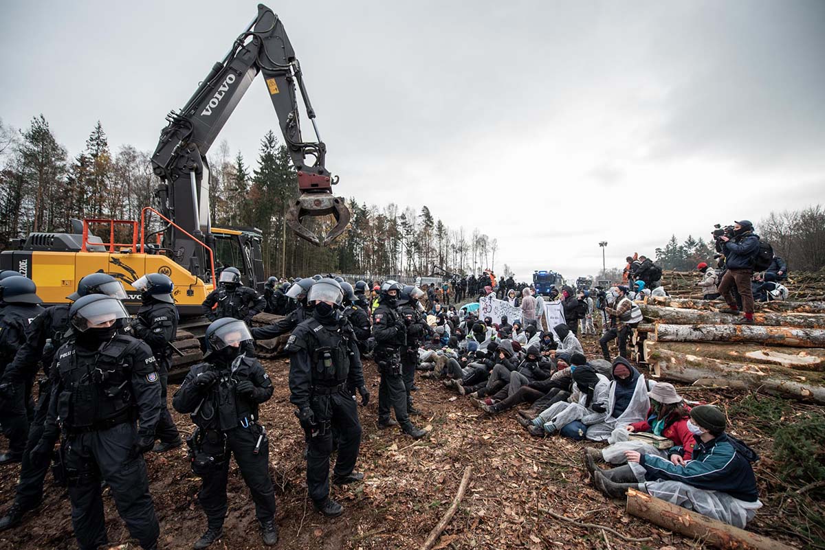 UmweltaktivistInnen protestieren im Dannenroeder Forst gegen den Ausbau der A49 fuer den ein Teil des Waldes gerodet werden muss: Array