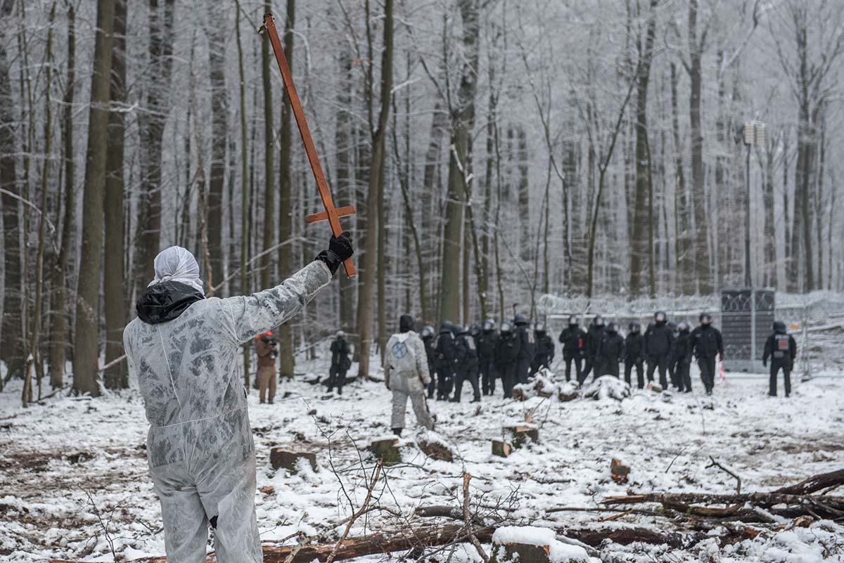 Im Dannenroeder Forst wird das letzte Baumhausdorf Oben gegen die Raeumung  und die wenigen dutzend Meter Wald, die noch fuer den Ausbau der A49 gerodet werden sollen, von UmweltaktivistInnen verteidigt.: Array
