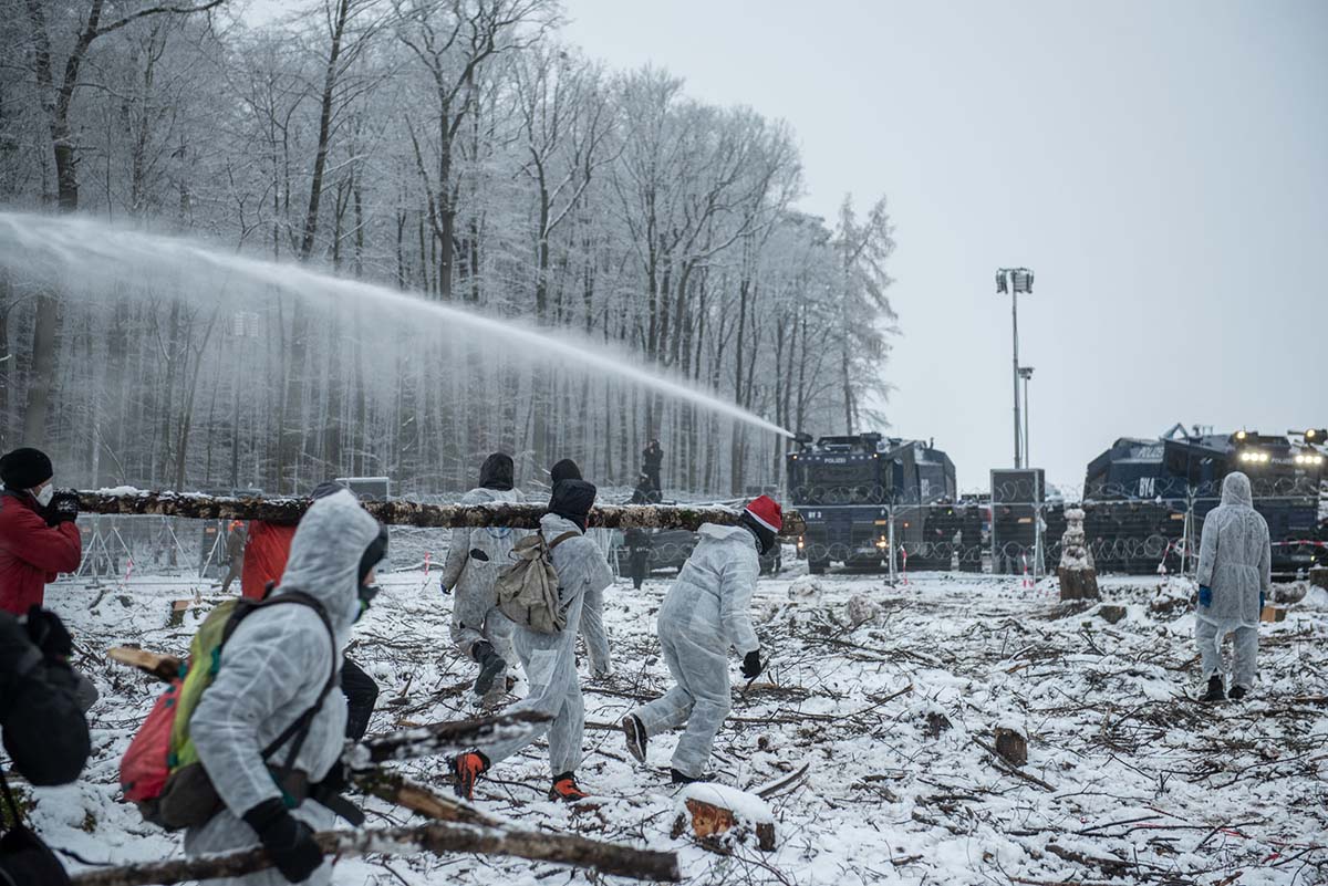 Im Dannenroeder Forst wird das letzte Baumhausdorf Oben gegen die Raeumung  und die wenigen dutzend Meter Wald, die noch fuer den Ausbau der A49 gerodet werden sollen, von UmweltaktivistInnen verteidigt.: Array
