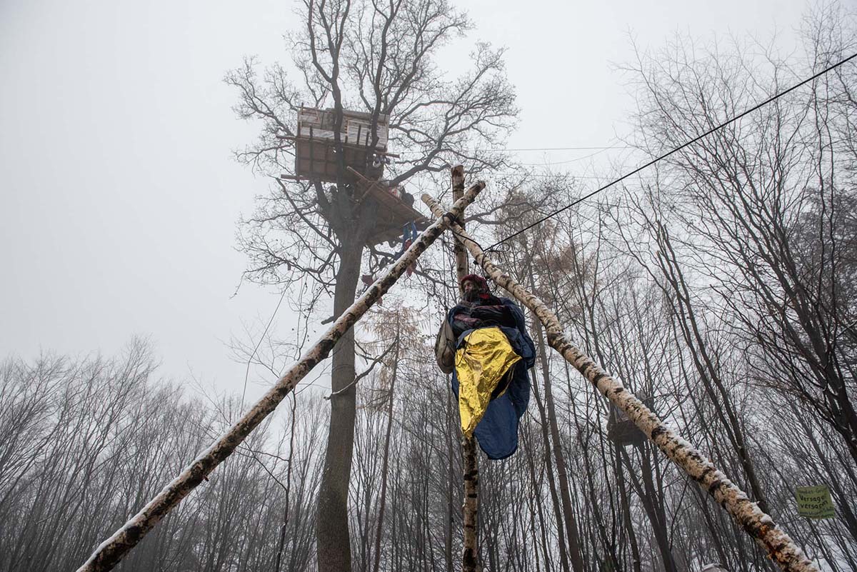 Im Dannenroeder Forst wird das letzte Baumhausdorf Oben gegen die Raeumung  und die wenigen dutzend Meter Wald, die noch fuer den Ausbau der A49 gerodet werden sollen, von UmweltaktivistInnen verteidigt.: Array