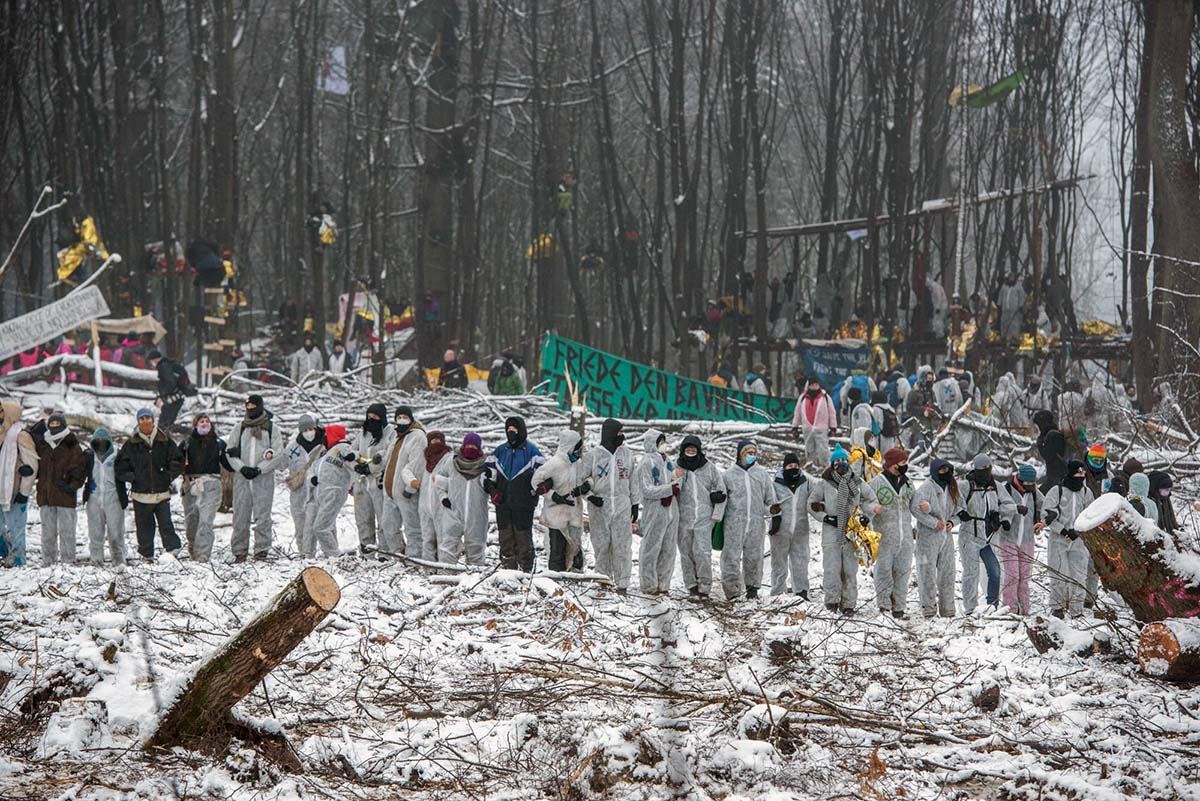 Im Dannenroeder Forst wird das letzte Baumhausdorf Oben gegen die Raeumung  und die wenigen dutzend Meter Wald, die noch fuer den Ausbau der A49 gerodet werden sollen, von UmweltaktivistInnen verteidigt.: Array