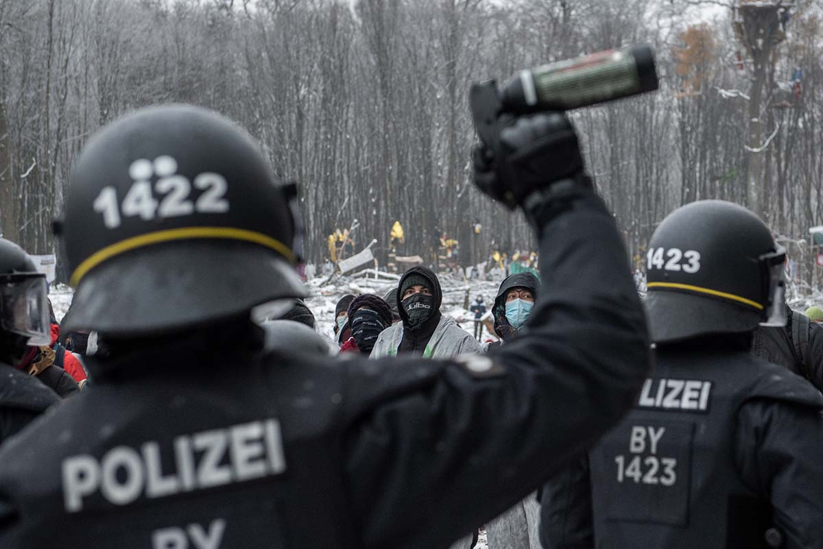 Im Dannenroeder Forst wird das letzte Baumhausdorf Oben gegen die Raeumung  und die wenigen dutzend Meter Wald, die noch fuer den Ausbau der A49 gerodet werden sollen, von UmweltaktivistInnen verteidigt.: Array