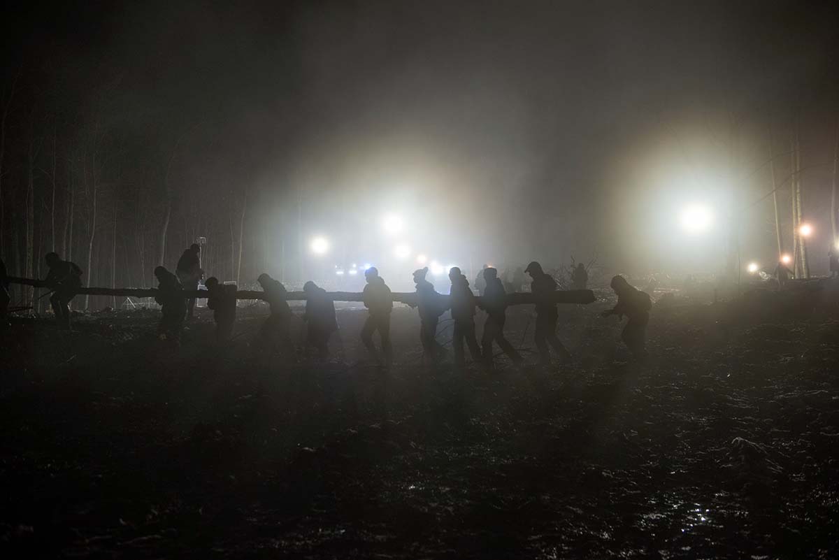 Im Dannenroeder Forst wird das letzte Baumhausdorf Oben gegen die Raeumung  und die wenigen dutzend Meter Wald, die noch fuer den Ausbau der A49 gerodet werden sollen, von UmweltaktivistInnen verteidigt.: Array