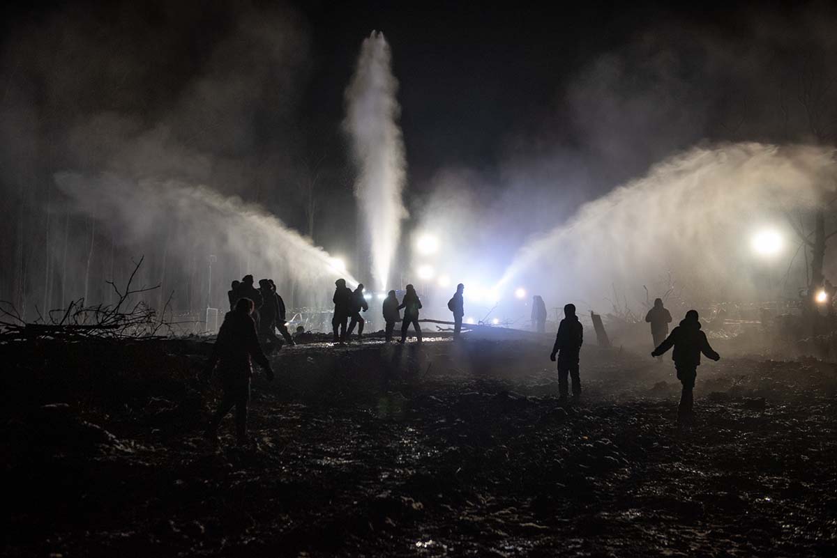 Im Dannenroeder Forst wird das letzte Baumhausdorf Oben gegen die Raeumung  und die wenigen dutzend Meter Wald, die noch fuer den Ausbau der A49 gerodet werden sollen, von UmweltaktivistInnen verteidigt.: Array