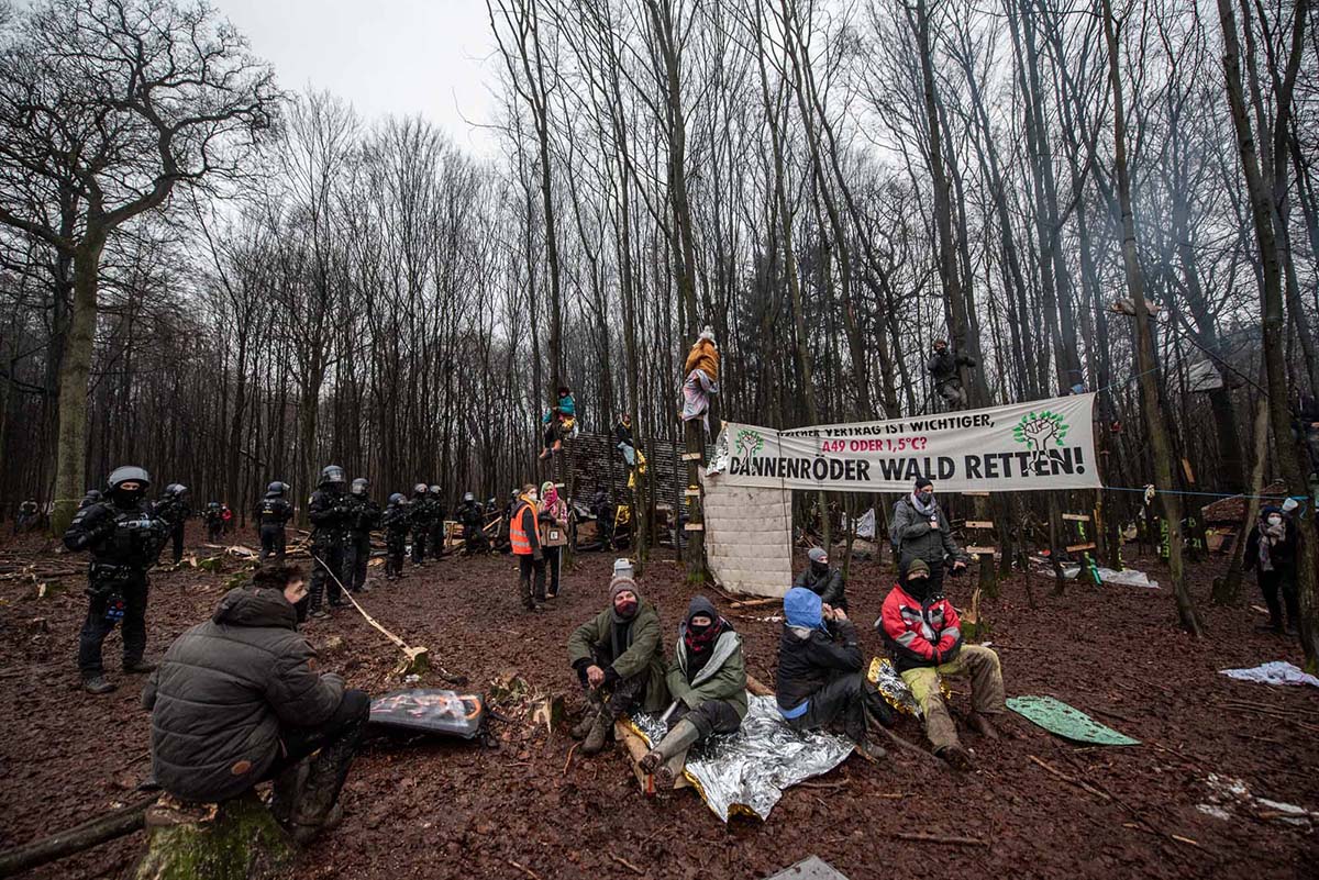 Im Dannenroeder Forst wird das letzte Baumhausdorf Oben gegen die Raeumung  und die wenigen dutzend Meter Wald, die noch fuer den Ausbau der A49 gerodet werden sollen, von UmweltaktivistInnen verteidigt.: Array