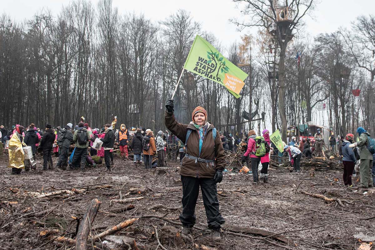Im Dannenroeder Forst wird das letzte Baumhausdorf Oben gegen die Raeumung  und die wenigen dutzend Meter Wald, die noch fuer den Ausbau der A49 gerodet werden sollen, von UmweltaktivistInnen verteidigt.: Array