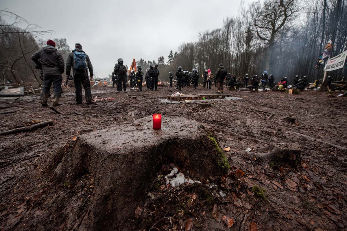 Im Dannenroeder Forst wird das letzte Baumhausdorf Oben gegen die Raeumung  und die wenigen dutzend Meter Wald, die noch fuer den Ausbau der A49 gerodet werden sollen, von UmweltaktivistInnen verteidigt.: Array