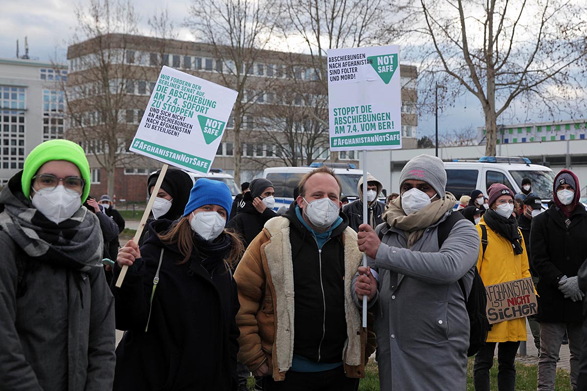 Stoppt die Abschiebung! #StopDeportation, Schönefeld 07.04.2021: Array