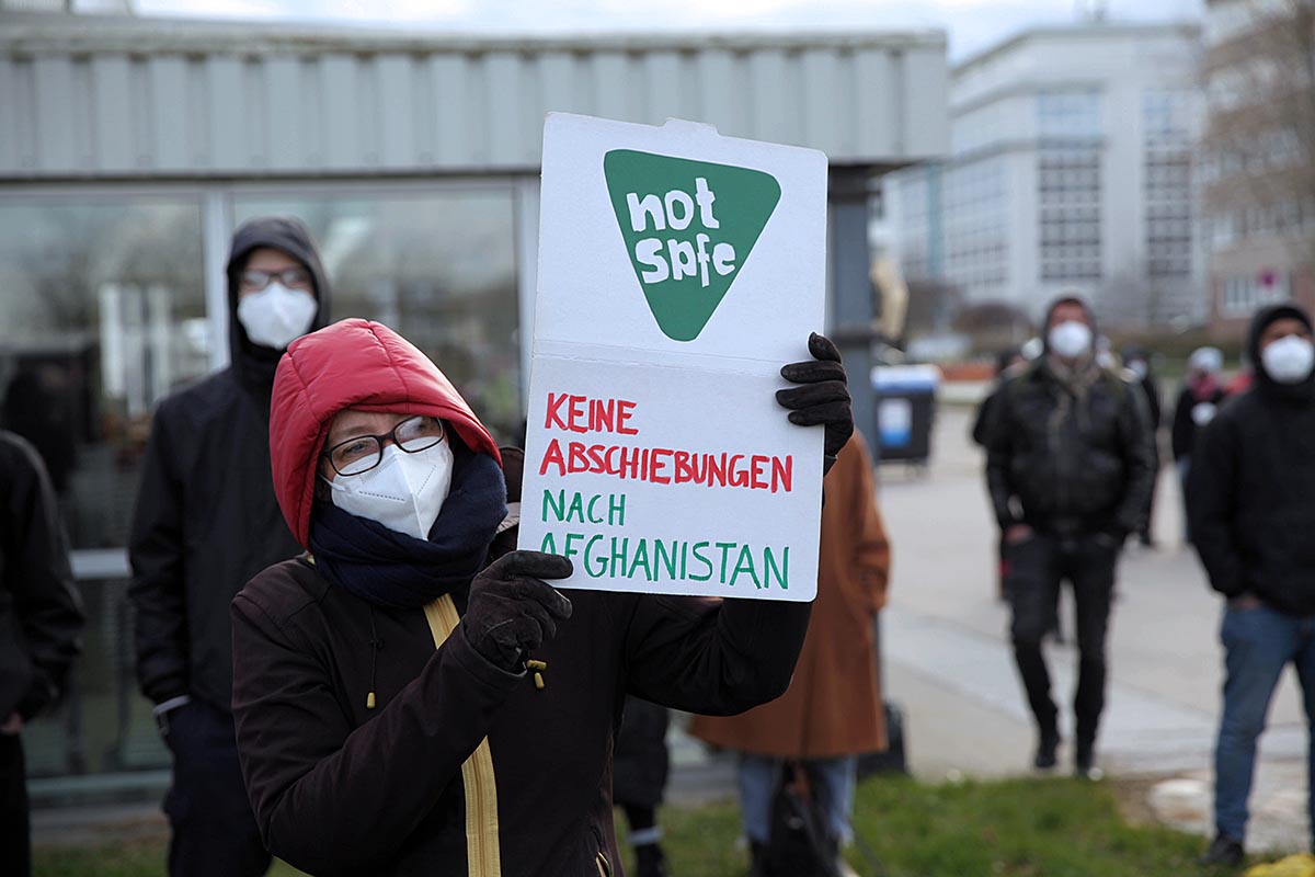 Stoppt die Abschiebung! #StopDeportation, Schönefeld 07.04.2021: Array