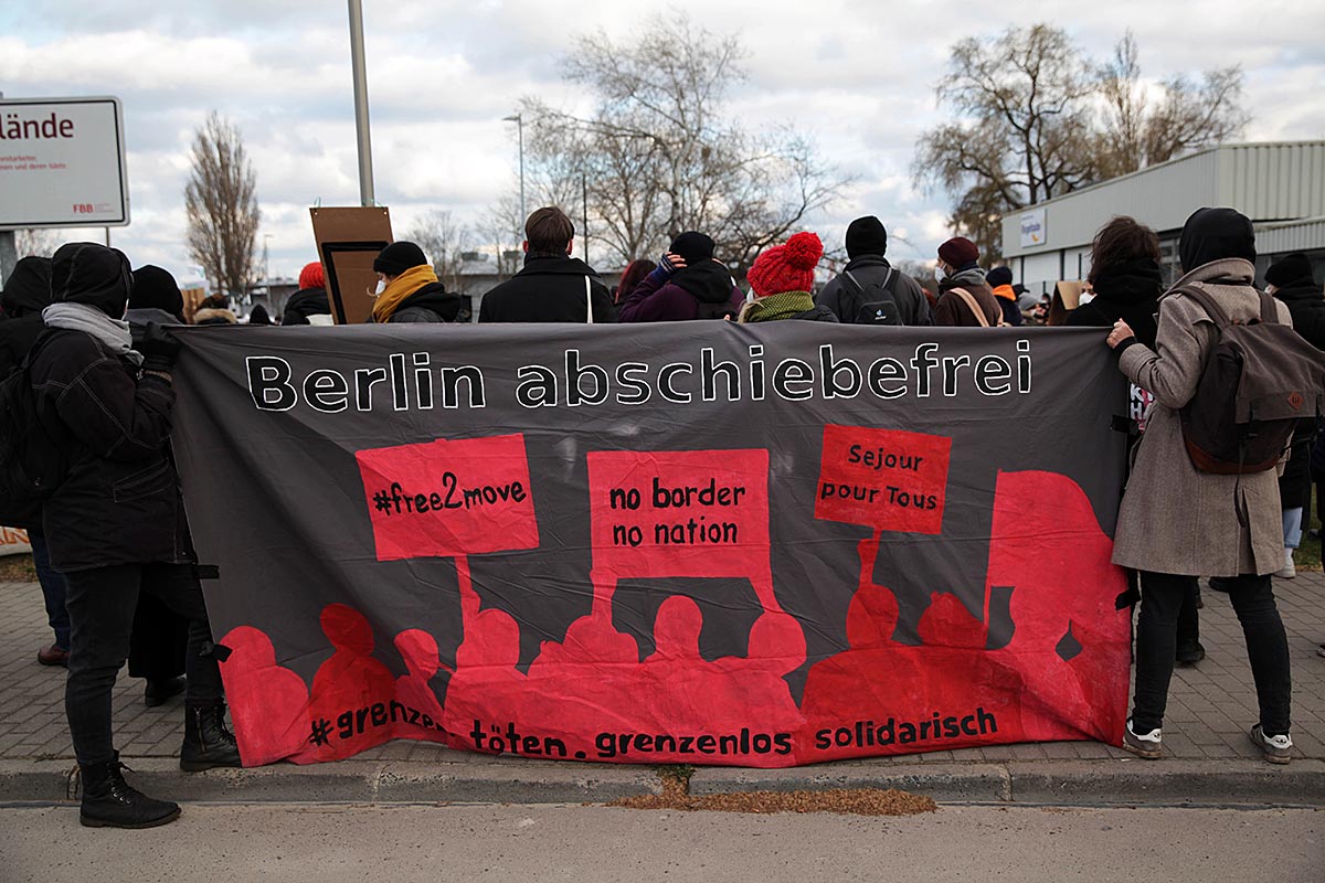 Stoppt die Abschiebung! #StopDeportation, Schönefeld 07.04.2021: Array