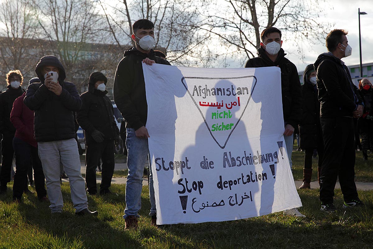 Stoppt die Abschiebung! #StopDeportation, Schönefeld 07.04.2021: Array