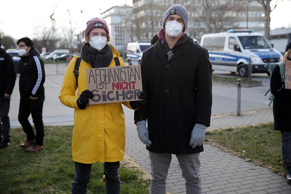 Stoppt die Abschiebung! #StopDeportation, Schönefeld 07.04.2021: Array