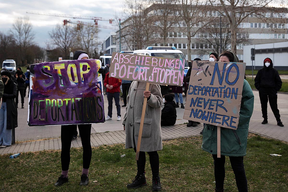 Stoppt die Abschiebung! #StopDeportation, Schönefeld 07.04.2021: Array
