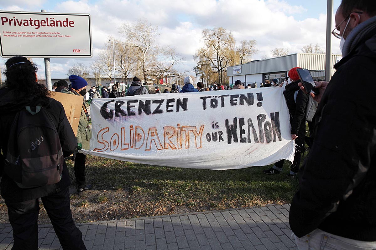 Stoppt die Abschiebung! #StopDeportation, Schönefeld 07.04.2021: Array
