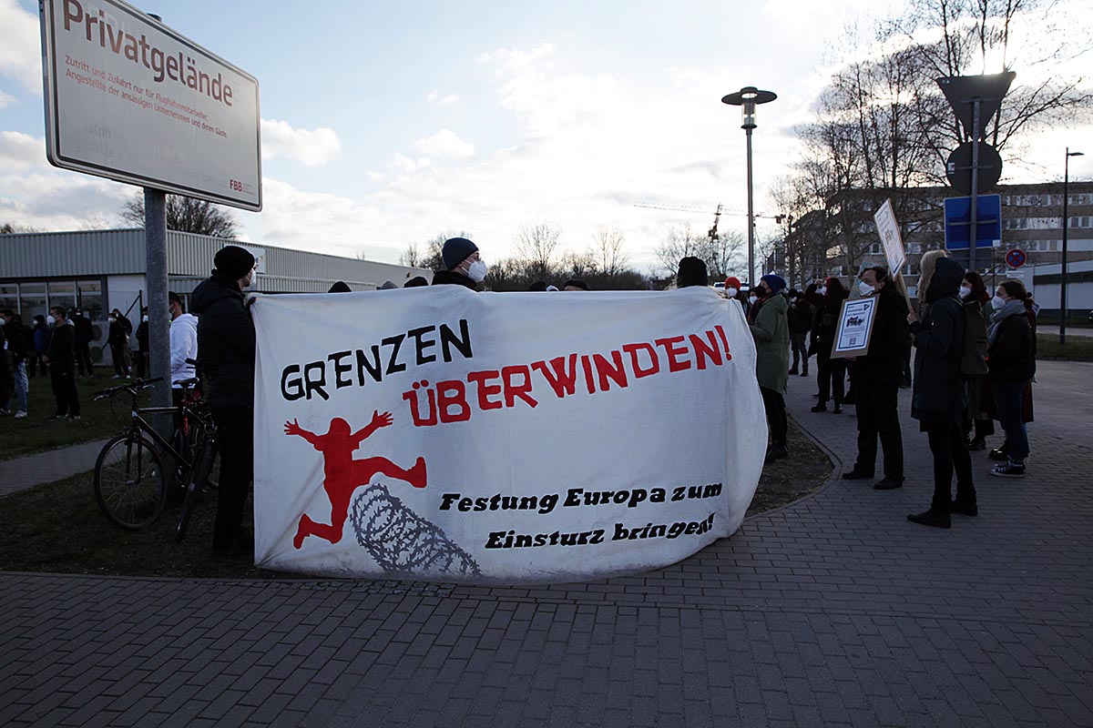 Stoppt die Abschiebung! #StopDeportation, Schönefeld 07.04.2021: Array