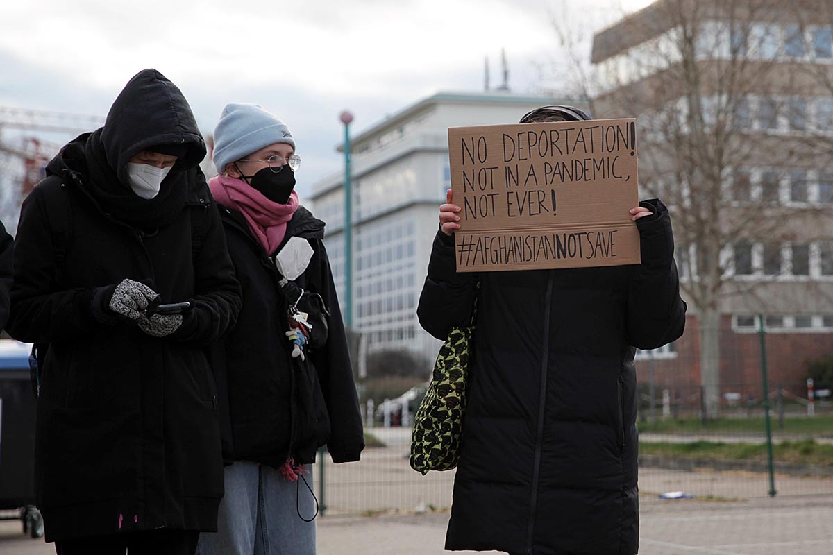 Stoppt die Abschiebung! #StopDeportation, Schönefeld 07.04.2021: Array