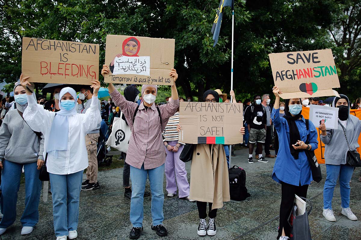 Afghanistan: Verantwortung übernehmen – Aufnahme Jetzt!  Evacuate Now! Berlin 22. August 2021: Array