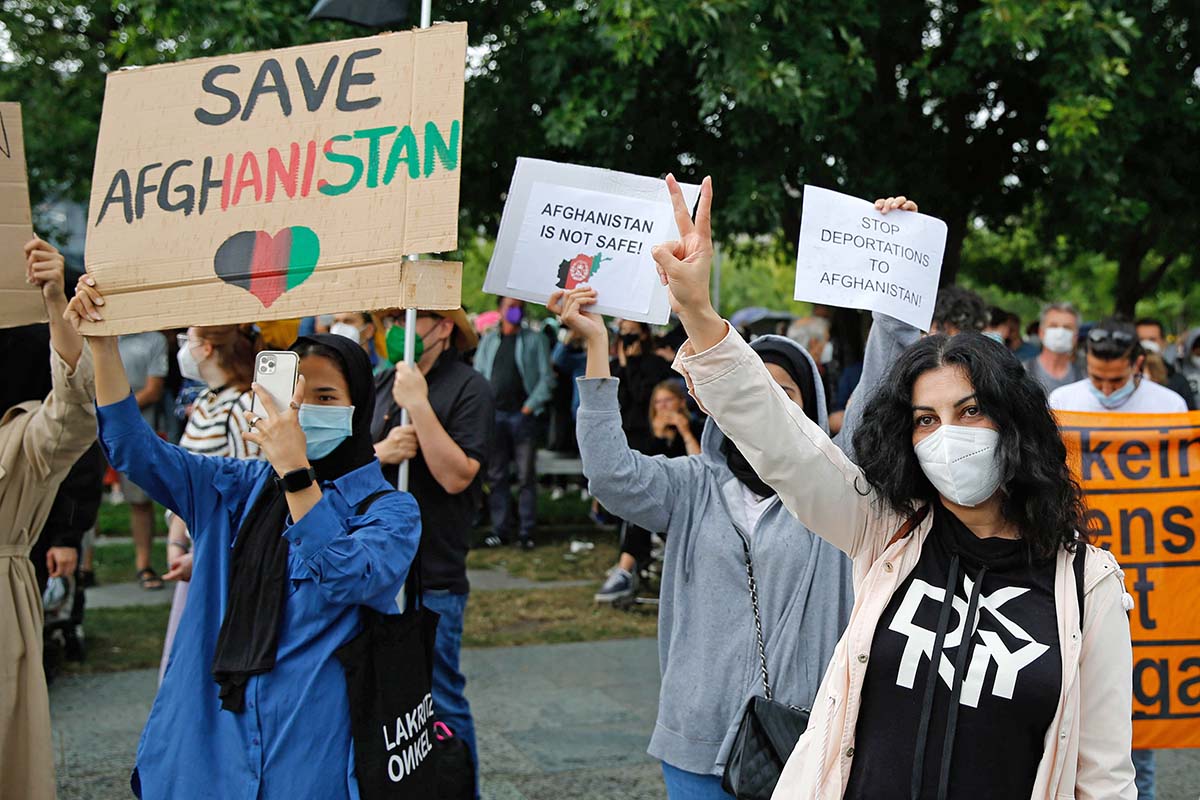 Afghanistan: Verantwortung übernehmen – Aufnahme Jetzt!  Evacuate Now! Berlin 22. August 2021: Array