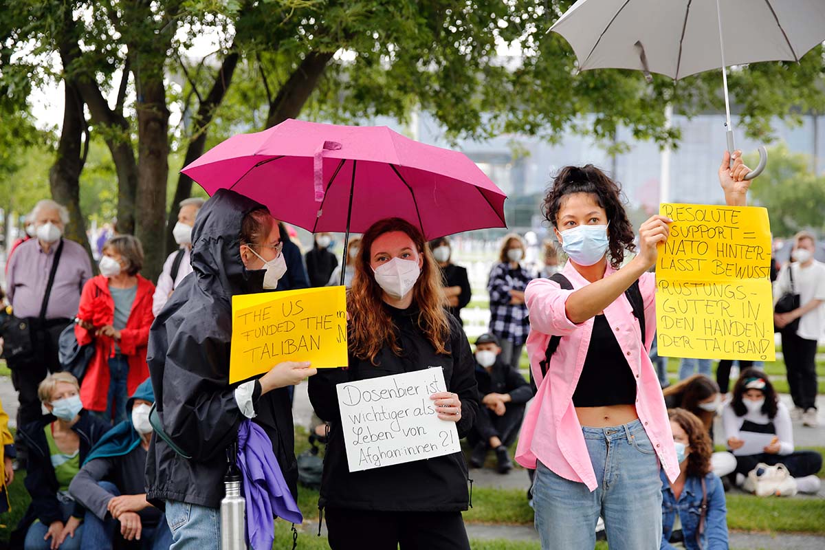 Afghanistan: Verantwortung übernehmen – Aufnahme Jetzt!  Evacuate Now! Berlin 22. August 2021: Array
