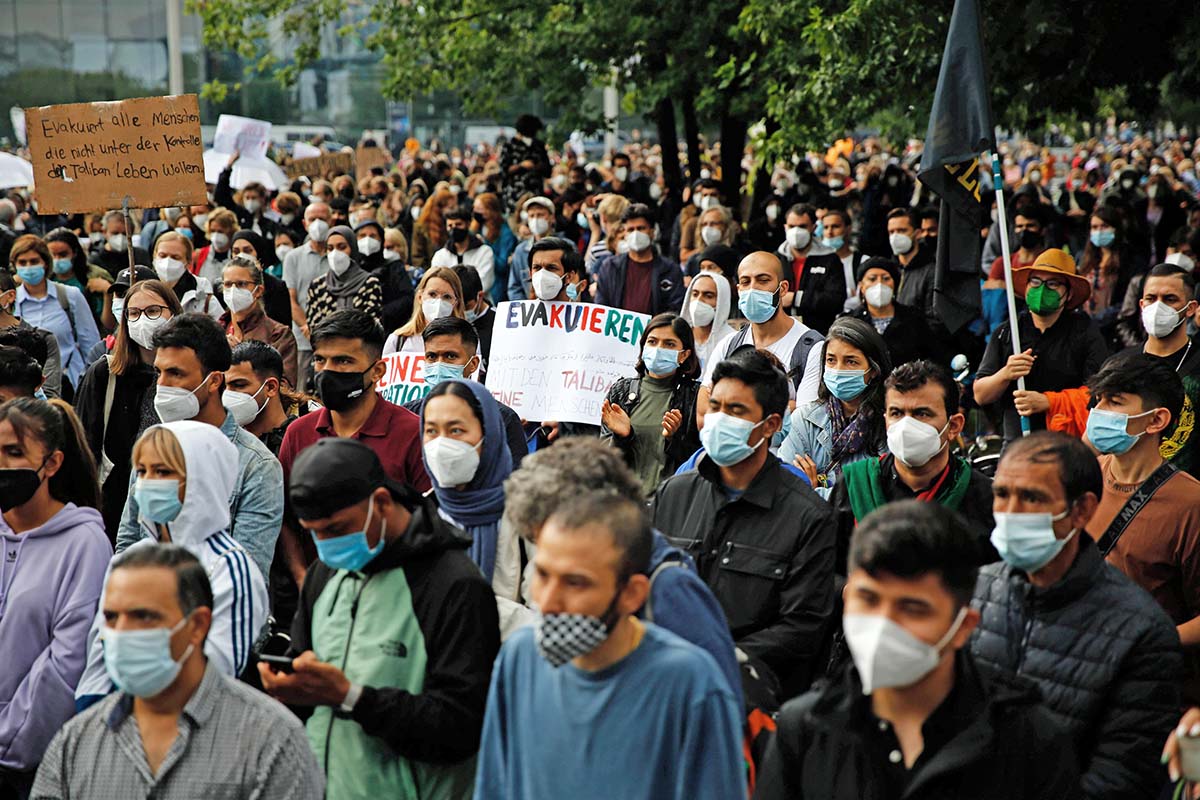 Afghanistan: Verantwortung übernehmen – Aufnahme Jetzt!  Evacuate Now! Berlin 22. August 2021: Array