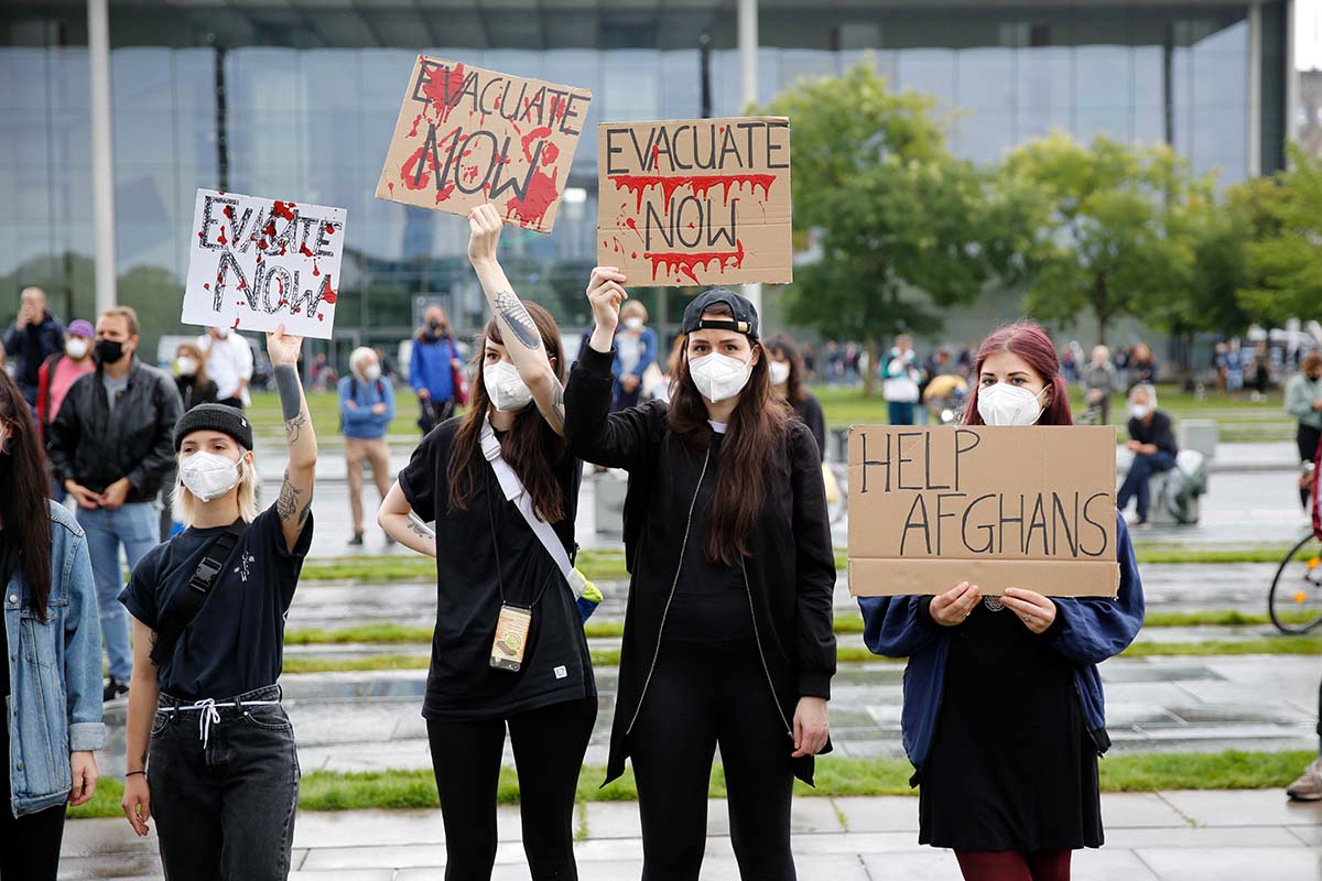 Afghanistan: Verantwortung übernehmen – Aufnahme Jetzt!  Evacuate Now! Berlin 22. August 2021: Array