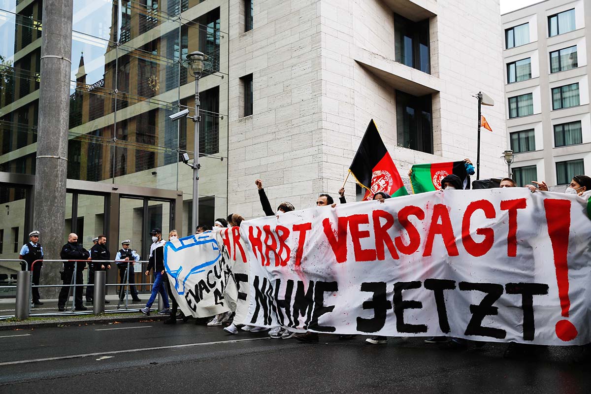Afghanistan: Verantwortung übernehmen – Aufnahme Jetzt!  Evacuate Now! Berlin 22. August 2021: Array