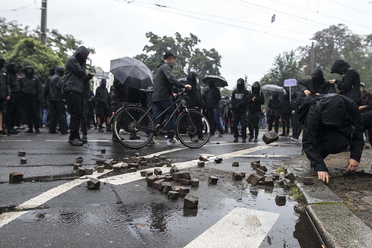 „Wir sind alle Linx“-Demo in Leipzig: Array
