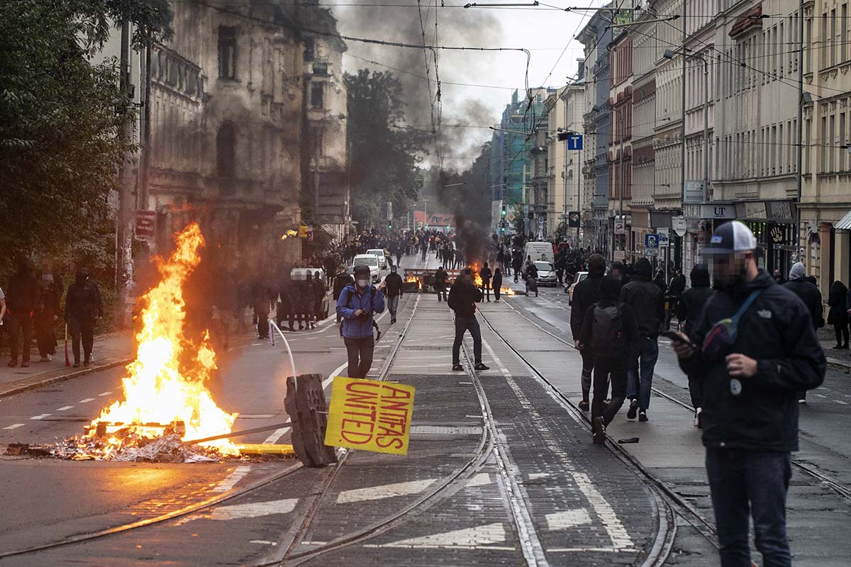 „Wir sind alle Linx“-Demo in Leipzig: Array