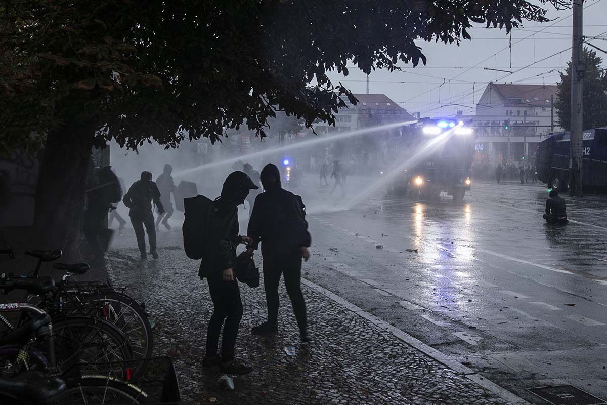 „Wir sind alle Linx“-Demo in Leipzig: Array