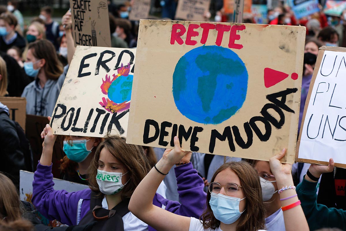 Globaler Klimastreik Berlin am 24.09.2021 #AlleFürsKlima #UprootTheSystem: Array