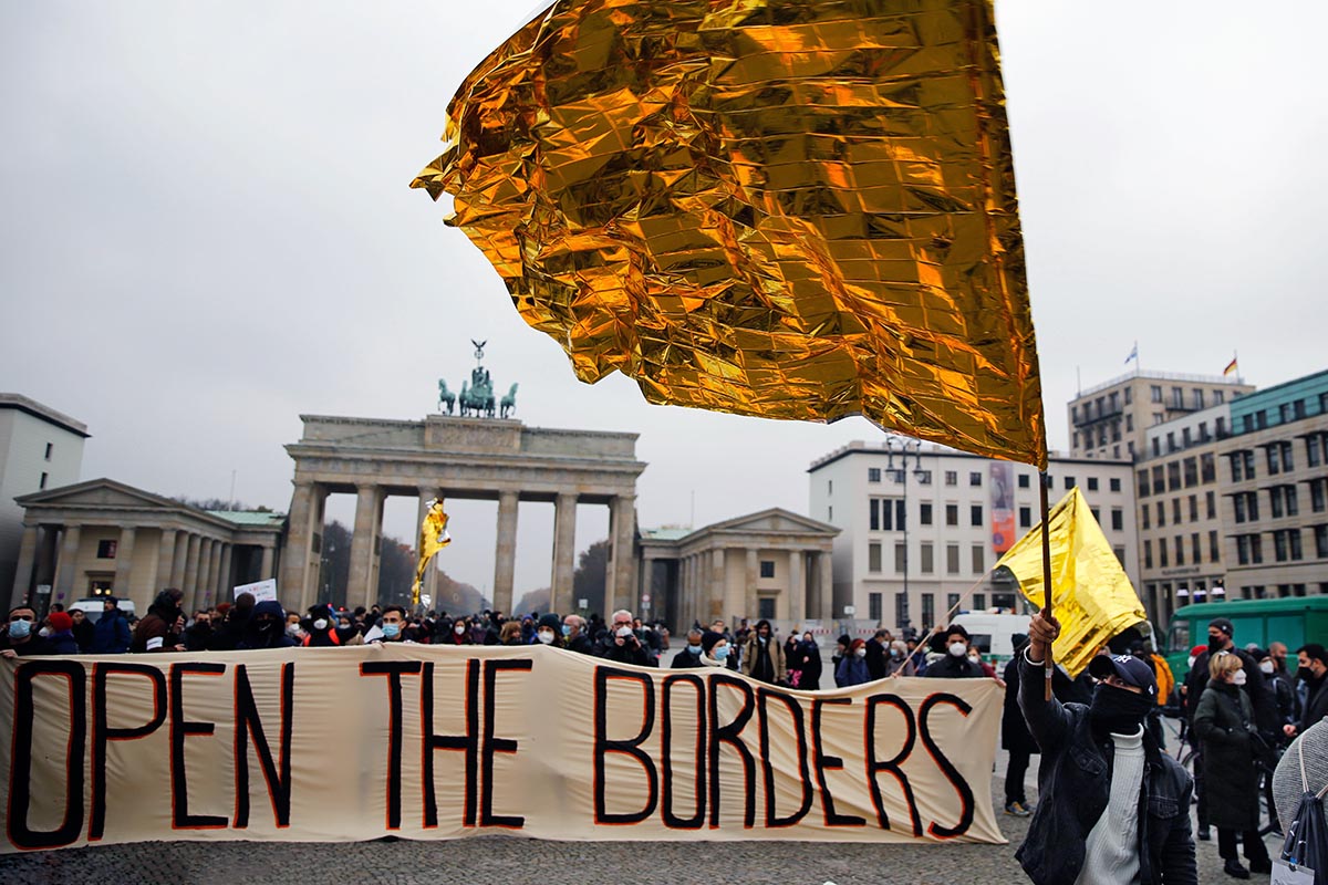 Grenzen auf! Demo für die sofortige Aufnahme der Flüchtenden an der polnosch-belarussischen Grenze! Berlin 14.11.21: Array