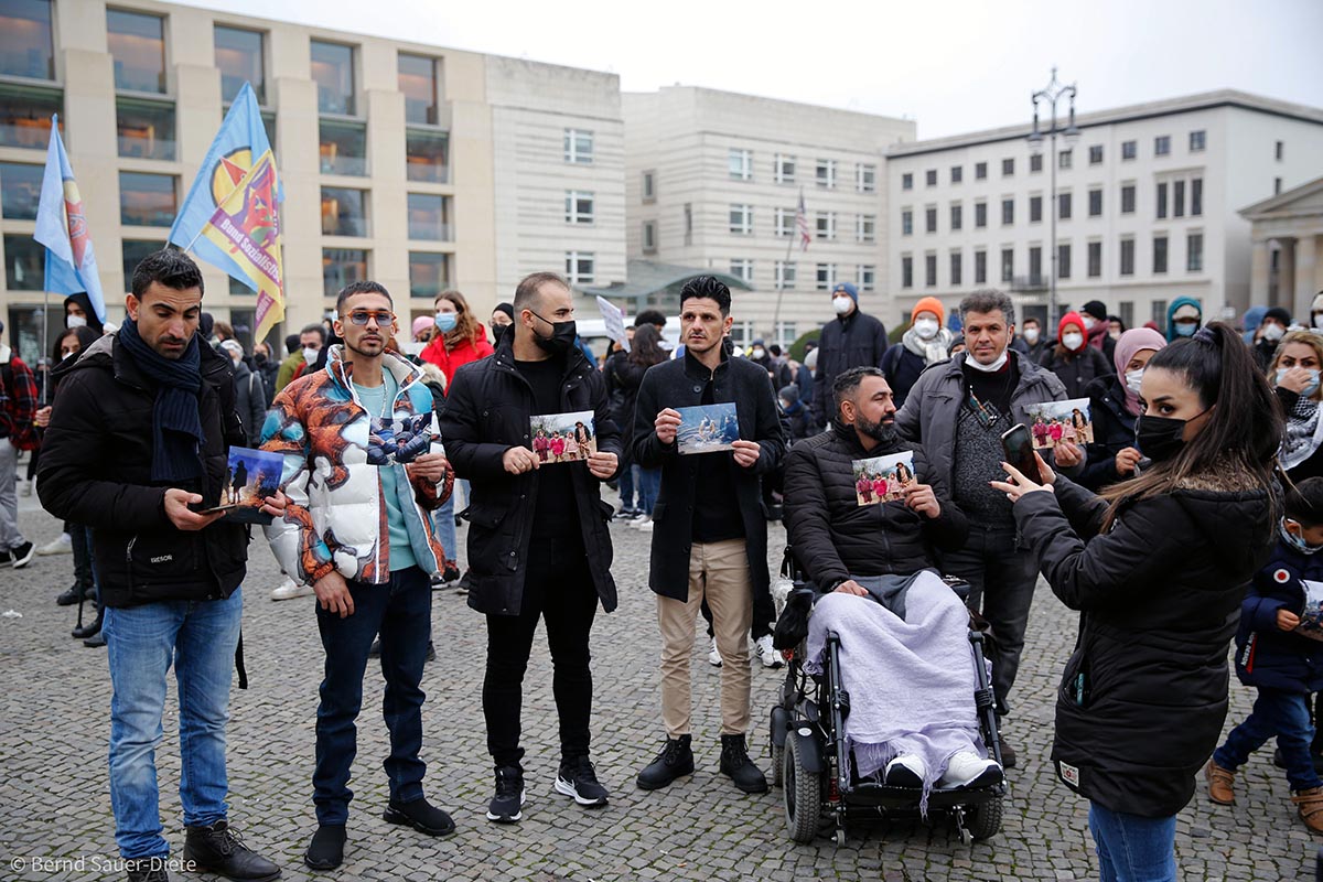 Grenzen auf! Demo für die sofortige Aufnahme der Flüchtenden an der polnosch-belarussischen Grenze! Berlin 14.11.21: Array