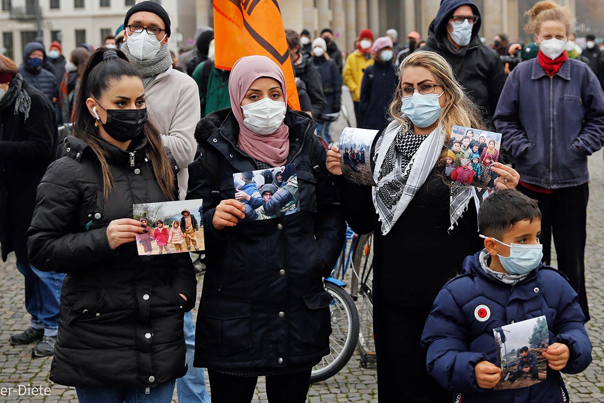 Grenzen auf! Demo für die sofortige Aufnahme der Flüchtenden an der polnosch-belarussischen Grenze! Berlin 14.11.21: Array