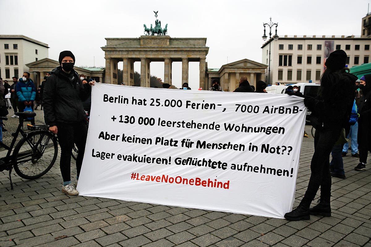 Grenzen auf! Demo für die sofortige Aufnahme der Flüchtenden an der polnosch-belarussischen Grenze! Berlin 14.11.21: Array